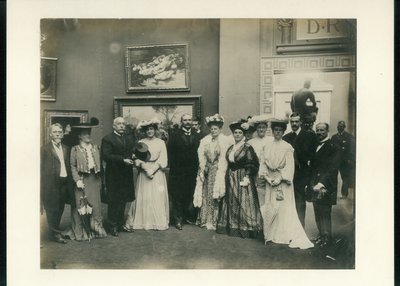 Groupe de réception du Palais des Arts incluant Mme Manning, Présidente du Conseil des Dames Managers (sixième à gauche) et Florence Hayward (deuxième à gauche) - Unknown